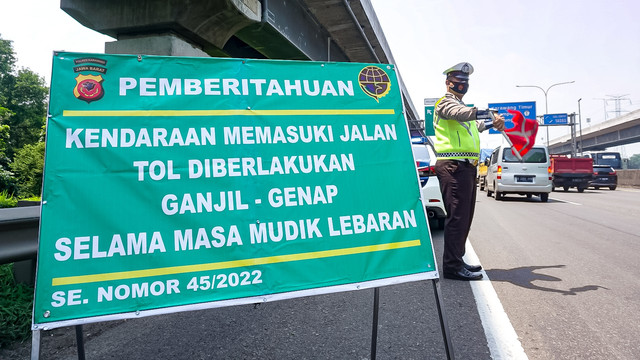 Papan pemberitahuan pemberlakuan ganjil genap saat lebaran di KM 47 Tol Cikampek jelang pemberlakuan one way pada Senin (25/4/2022). Foto: Iqbal Firdaus/kumparan