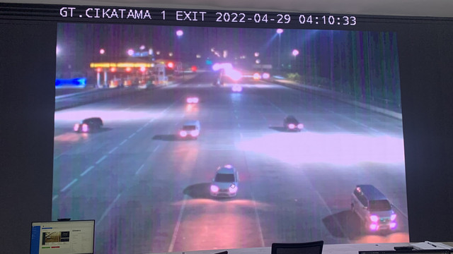 Situasi arus lalu lintas Tol Japek menuju GT Kalikangkung saat perpanjangan penerapan one way, Jumat (29/4/2022). Foto: Nugroho GN/kumparan