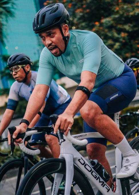 Ahmad Sahroni, anggota DPR dari NasDem yang hobi bersepeda. Foto: Instagram @ahmadsahroni88