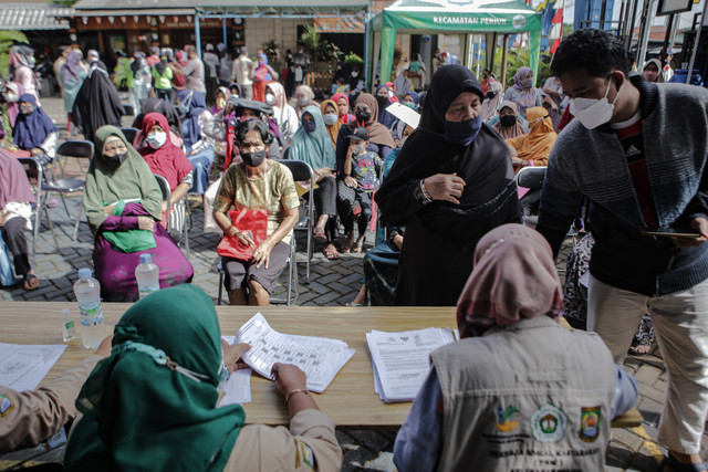 Petugas melakukan verfikasi berkas kepada warga untuk mendapatkan bantuan sosial di Periuk, Kota Tangerang, Banten, Sabtu (26/2/2022). Foto: Fauzan/ANTARA FOTO