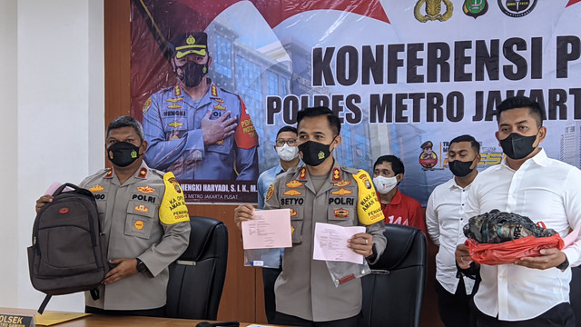 Petugas menunjukan bukti dan tersangka pengungkapan kasus kebakaran ratusan kios di IRTI Monas, Jakarta Pusat, Senin (4/4). Foto: Jonathan Devin/kumparan
