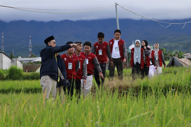 Ketua STMIK AB, Ustadz Tarmizi, bersama peserta Abang Camp.