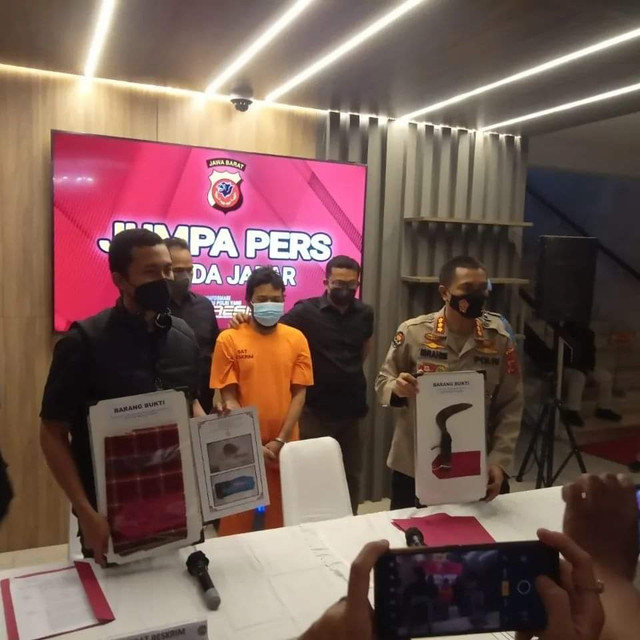  Pelaku yang berinisial SR (33 tahun) saat menjalani pemeriksaan di Mapolda Jawa Barat pada Kamis (10/03/2022). (Istimewa)