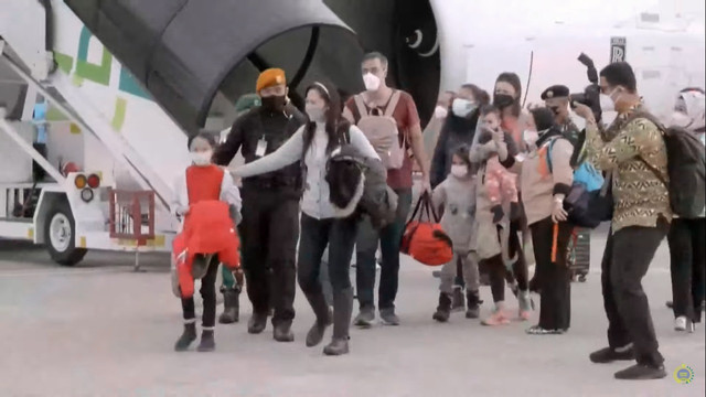 WNI dari Ukraina tiba di Indonesia, Kamis (3/3/2022).
 Foto: Youtube/MoFA Indonesia
