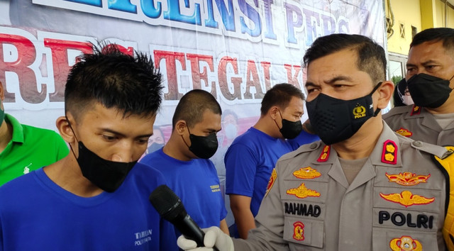 Kapolres Tegal Kota AKBP Rahmad Hidayat menginterogasi RAF (24) tersangka pemerkosaan anak di bawah umur saat konferensi pers ungkap kasus di Mapolres setempat, Selasa (26/4/2022).