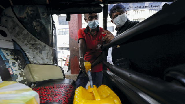 Petugas mengisi kendaraan dengan bensin di dekat stasiun bahan bakar Ceylon Petroleum Corporation di Kolombo, Sri Lanka, Selasa (22/2/2022).  Foto: Dinuka Liyanawatte/REUTERS