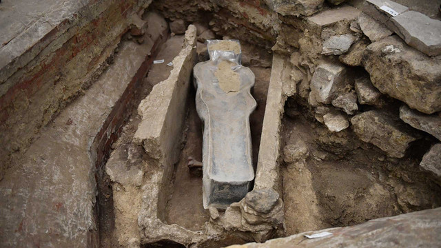Sarkofagus timah abad ke-14 yang ditemukan di lantai Katedral Notre Dame, di Paris, pada 15 Maret 2022. Foto: JULIEN DE ROSA/AFP
