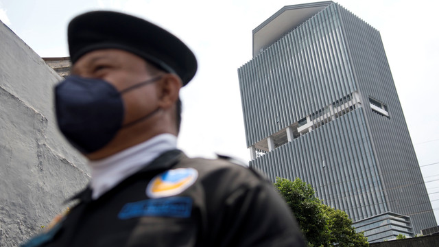 Seorang kader Partai Nasdem berdiri dengan latar belakang gedung Nasdem Tower yang baru saja diresmikan presiden Joko Widodo di Menteng, Jakarta, Selasa (22/2/2022). Foto: Aditya Pradana Putra/ANTARA FOTO
