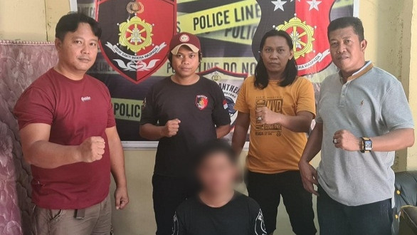 Kasat Reskrim Polres Parimo, Iptu Zulfan (Kanan) foto bersama terduga pelaku pencurian. Foto: Istimewa