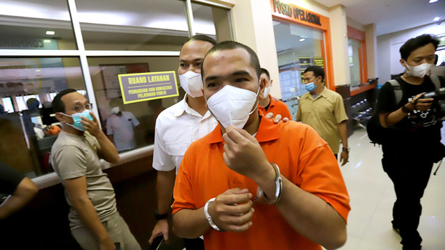 Selebgram sekaligus pemilik gerai PS Store, Putra Siregar saat dihadirkan terkait kasus penganiayaan, di Polres Jakarta Selatan, Rabu (13/4/2022). Foto: Ronny