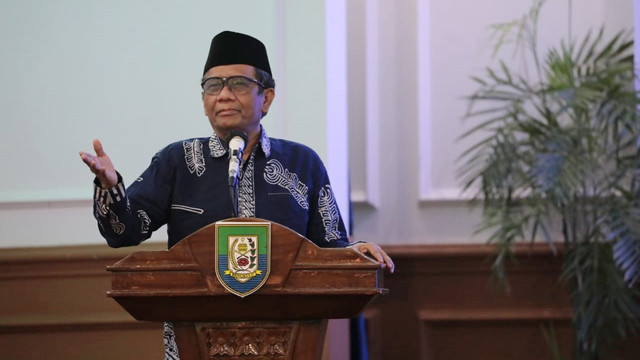 Menko Polhukam Mahfud MD saat memberikan sambutan pada acara ramah taman Gubernur dan Forkopimda Provinsi Bengkulu. Foto: Humas Kemenko Polhukam