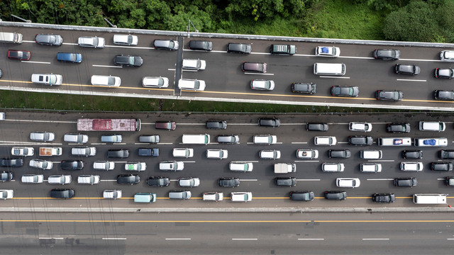 Sejumlah kendaraan memadati ruas jalan tol Jakarta-Cikampek kilometer 47 dan Jalan Layang Mohammed Bin Zayed (MBZ) di Karawang, Jawa Barat, Jumat (29/4/2022). Foto: M Risyal Hidayat/ANTARA FOTO