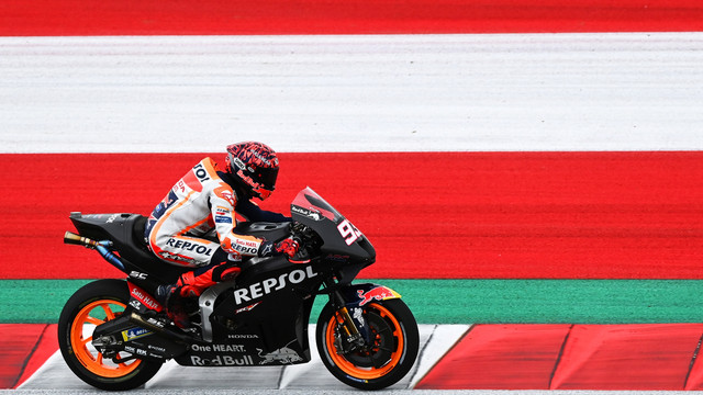 Pembalap Repsol Honda Team MotoGP Marc Marquez memacu sepeda motornya pada hari pertama tes pramusim MotoGP 2022 di Pertamina Mandalika International Street Circuit, Lombok Tengah, NTB, Jumat (11/2/2022). Foto: Andika Wahyu/ANTARA FOTO