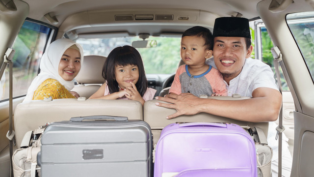 Ilustrasi keluarga mudik. Foto: Odua Images/Shutterstock
