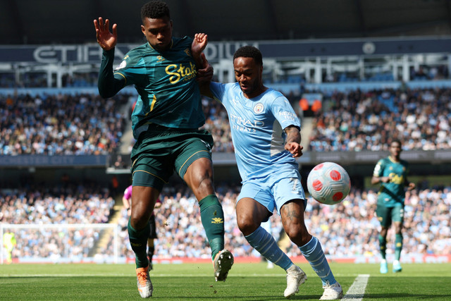 Pemain Manchester City Raheem Sterling berebut bola dengan pemain Watford pada pertandingan lanjutan Liga Inggris di Stadion Etihad, Manchester, Inggris. Foto: Phil Noble/REUTERS