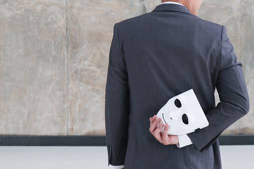 Ciri-ciri orang munafik adalah bermuka dua. Foto: Unsplash.com