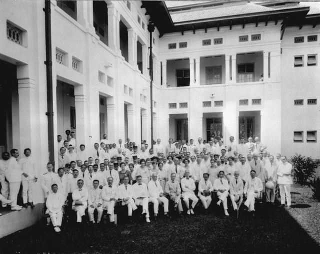 Gedung Stovia (Sekolah Dokter Jawa), Batavia. Sumber foto: Wikimedia Commons