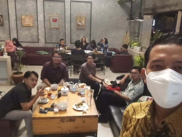 Dosen Muda Universitas Muhammadiyah Purwokerto ketika mengadakan acara buka bersama di Tiara Kitchen Purwokerto/photo by : Prima Trisna Aji on Instagram