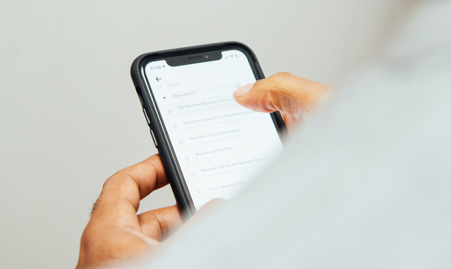 Ilustrasi cara cek coverage Apple. Foto: charlesdeluvio/unsplash