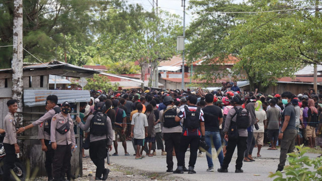 Aparat kepolisian saat berjaga di unjuk rasa tolak pemekaran Papua di Dekai, kabupaten Yahukimo. (Foto: istimewa)