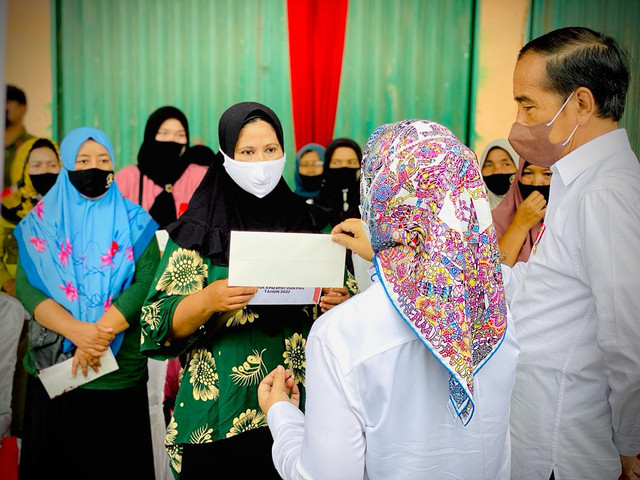 Presiden Joko Widodo didampingi Istri, Iriana Joko Widodo berbincang dengan warga dan membagikan bantuan langsung tunai (BLT) di pasar Angso Duo Jambi. Foto: Dok. Lukas - Biro Pers Sekretariat Presiden