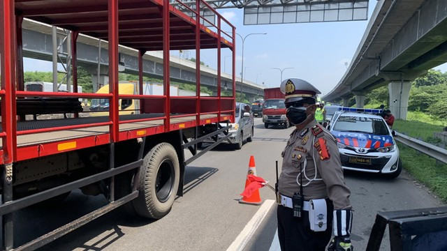 Situasi uji coba ganjil genap di Tol Cikampek KM 47, Senin (25/4). Foto: Nugroho GN/kumparan
