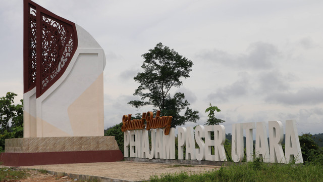 Gapura Selamat Datang di Penajam Paser Utara. Foto: Agaton Kenshanahan/kumparan