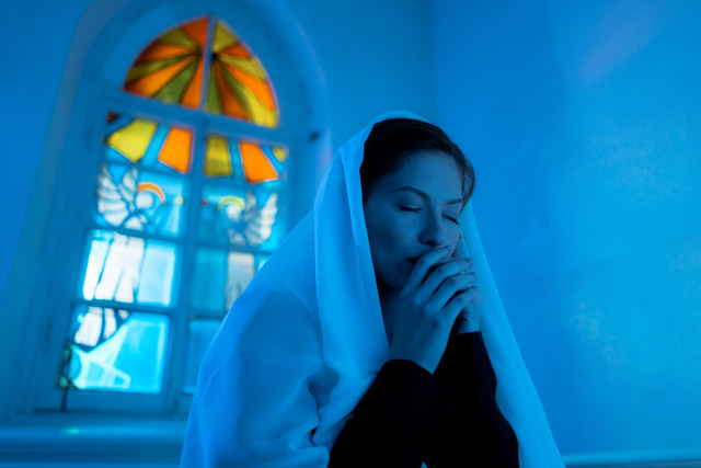 Ilustrasi membaca doa Katolik permohonan. Foto: Pexels