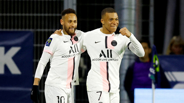 Pemain Paris St Germain Neymar merayakan gol keenam mereka untuk melengkapi hat-tricknya dengan Kylian Mbappe saat hadapi Clermont di Stade Gabriel Montpied, Clermont-Ferrand, Prancis, Sabtu (9/4/2022). Foto: Stephane Mahe/REUTERS