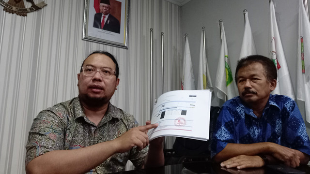 Wakil Sekjen NPC Indonesia, Rima Ferdianto, menunjukkan daftar peserta ASEAN Para Games 2022. FOTO: Agung Santoso