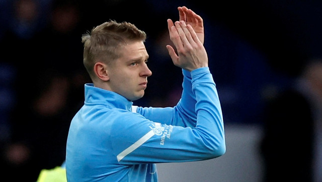 Oleksandr Zinchenko dari Manchester City memberi tepuk tangan ke penggemar yang dukung Ukraina sebelum pertandingan di Goodison Park, Liverpool, Inggris, Sabtu (26/2/2022). Foto: Action Images via Reuters/Jason Cairnduff