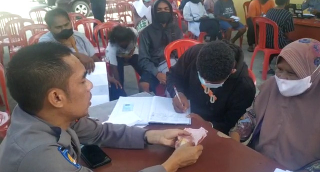 Anggota menyalurkan bantuan tunai warga di Polres Manokwari