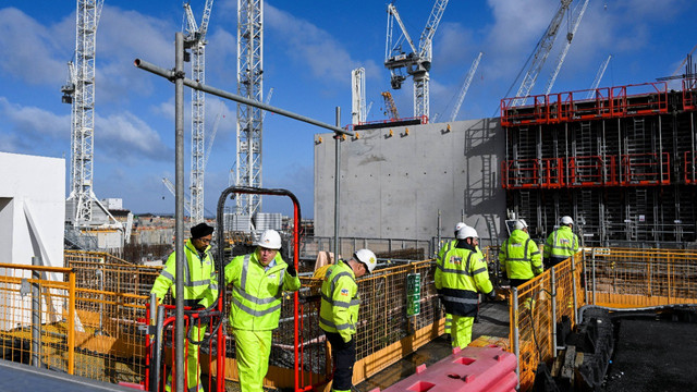 Boris Johnson saat masih menjabat Perdana Menteri Inggris, berkunjung ke lokasi pembangunan Pembangkit Listrik Tenaga Nuklir (PLTN) Hinkley Point C di Bridgwater, Inggris pada Kamis (7/4/2022). Foto: Finnbarr Webster/Pool via REUTERS