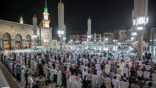 Suasana salat Tarawih perdana di Masjid Nabawi, Madinah, Arab Saudi, pada Jumat (1/4/2022). Foto: wmn.gov.sa