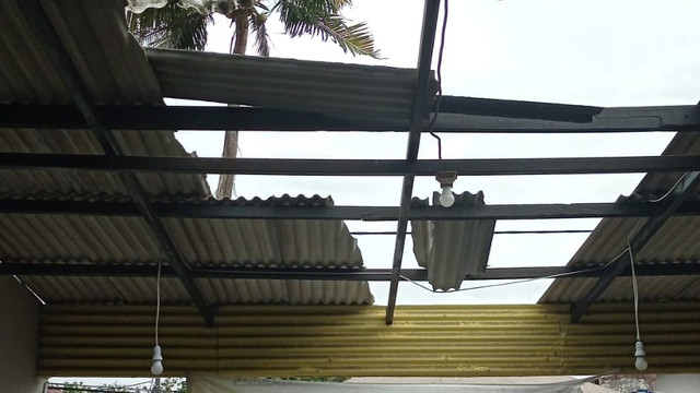 Kondisi rumah Antie di wilayah Ciputat usai dilanda hujan dan angin kencang. Foto: Caroline Pramantie/kumparan