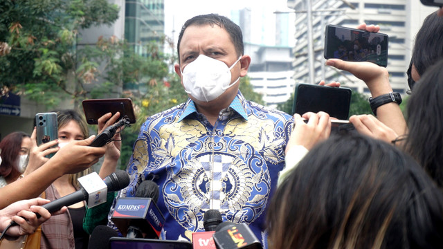 Kuasa hukum Ade Armando, Aulia Fahmi, saat memberi keterangan mengenai kondisi terkini Ade Armando di RS Siloam Semanggi, Jakarta, Rabu (13/4/2022). Foto: Iqbal Firdaus/kumparan