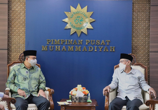 Gubernur DKI Jakarta Anies Baswedan (kiri) saat bersilaturahmi ke Ketua Umum PP Muhammadiyah Haedar Nashir di Kantor PP Muhammadiyah Yogyakarta, Jumat (8/4).
 Foto: Dok. Humas PP Muhammadiyah