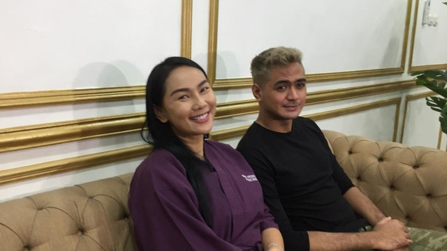 Kalina Oktarani dan Ricky Miraza di Kawasan Kebayoran Lama, Jakarta Selatan, Jumat (8/4)
 Foto: Giovanni/kumparan