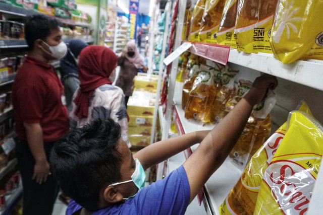Warga membeli minyak goreng di Pasar Swalayan, Kebayoran Lama, Jakarta Selatan, Rabu (9/3/2022). Foto: Jamal Ramadhan/kumparan