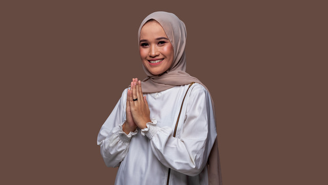 Perempuan mengucapkan selamat Lebaran. Foto: DendraCreative/Shutterstock