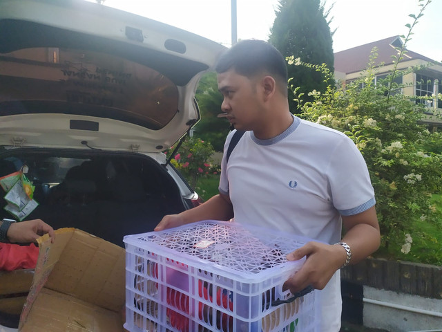 Polda Sumut saat mengamankan bayi orang utan yang hendak dijual di Deli Serdang. Foto: Dok. Istimewa