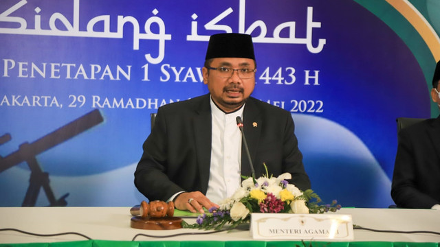 Menteri Agama Yaqut Cholil Qoumas memberikan keterangan pers pengumuman hasil Sidang Isbat 1 Syawal 1443 H. Foto: Kemenag RI