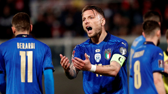 Pemain Italia Ciro Immobile bereaksi saat hadapi Makedonia Utara di Stadio Renzo Barbera, Palermo, Italia, Kamis (24/3/2022). Foto: Guglielmo Mangiapane/REUTERS
