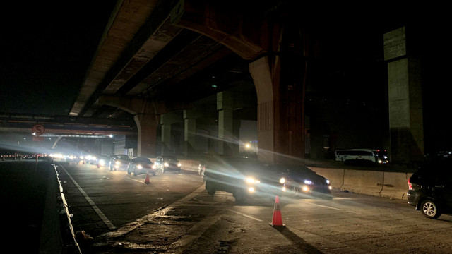 Situasi arus lalu lintas di Tol Jakarta-Cikampek (Japek) arah Jakarta, Minggu (8/5/2022).
 Foto:  Travoy Jasa Marga