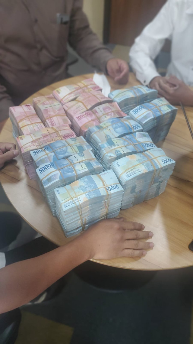 Kuasa hukum Reza Arap serahkan uang Rp 950 juta ke penyidik Bareskrim Polri. Foto: Dok. Istimewa