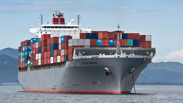 Ilustrasi kapal kargo. Foto: VladSV/Shutterstock