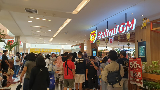 Mal di kawasan Jakarta Selatan tetap ramai saat musim mudik lebaran 2022. Foto: Prameshwari Sugiri/kumparan