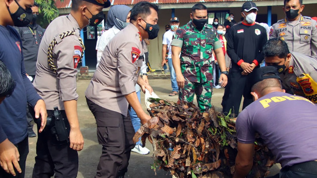  Kapolda Sulawesi Utara (Sulut), Irjen Pol Mulyatno, ikut dalam kerja bakti pembersihan eks gedung UDK untuk dijadikan markas Polres Kotamobagu yang terbakar.