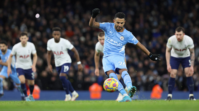 Pemain Manchester City Riyad Mahrez mencetak gol kedua mereka dari titik penalti saat hadapi Tottenham Hotspur di Stadion Etihad, Manchester, Inggris, Sabtu (19/2/2022). Foto: Russell Cheyne/REUTERS