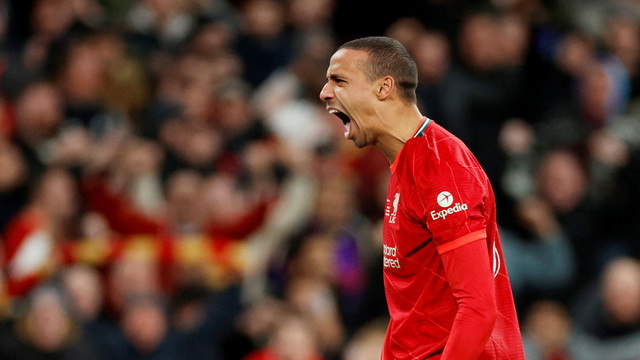 Pemain Liverpool Joel Matip merayakan mencetak gol pertama mereka saat hadapi Chelsea di Stadion Wembley, London, Inggris, Minggu (27/2/2022). Foto: Action Images via Reuters/John Sibley